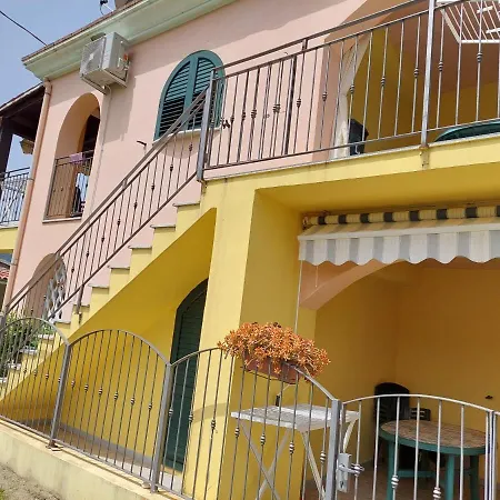 Deiana's - Beachside Apartment *