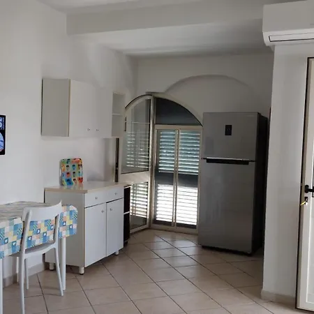 Deiana's - Beachside Apartment *