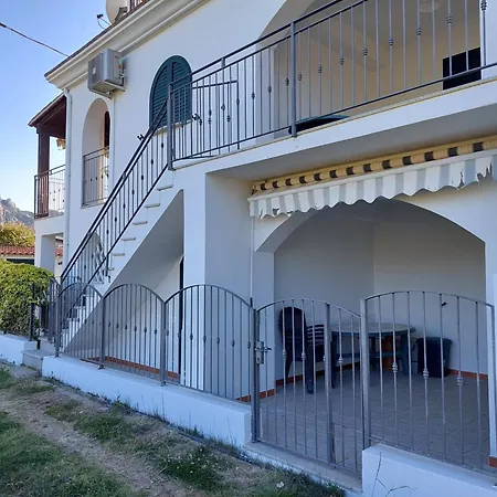 Deiana's - Beachside Apartment *